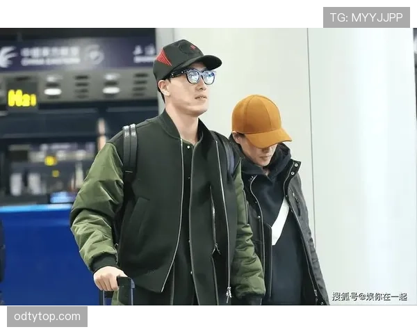 刷到刘翔的近照，才知道赛道上那副冰山脸是给他日常的“奢侈脸”留着