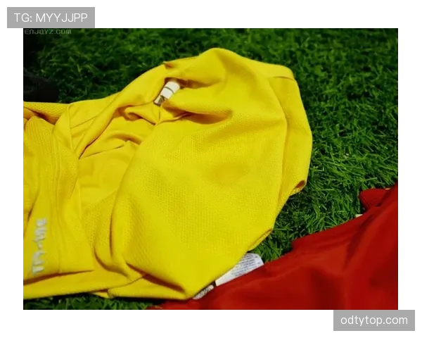 唐佳豪赛场上汗湿球衣，赛后门口名表和司机已就位，这反差太养眼