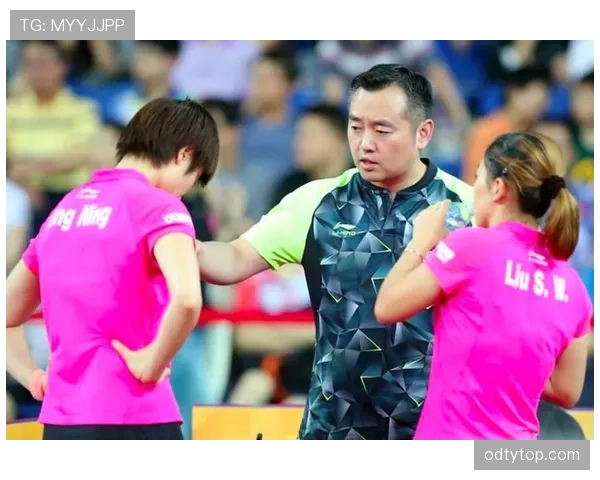 孔令辉这张街拍，球迷看到教练，路人看到有钱邻居